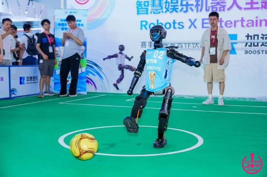 哪家证券公司最正规 直击CJ｜踢足球机器人引来围观！加速进化机器人亮相