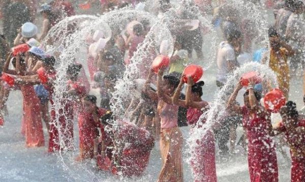 股票配资头条网 云南泼水节炸出一群“男流氓”，泼女性“脏水”太龌龊